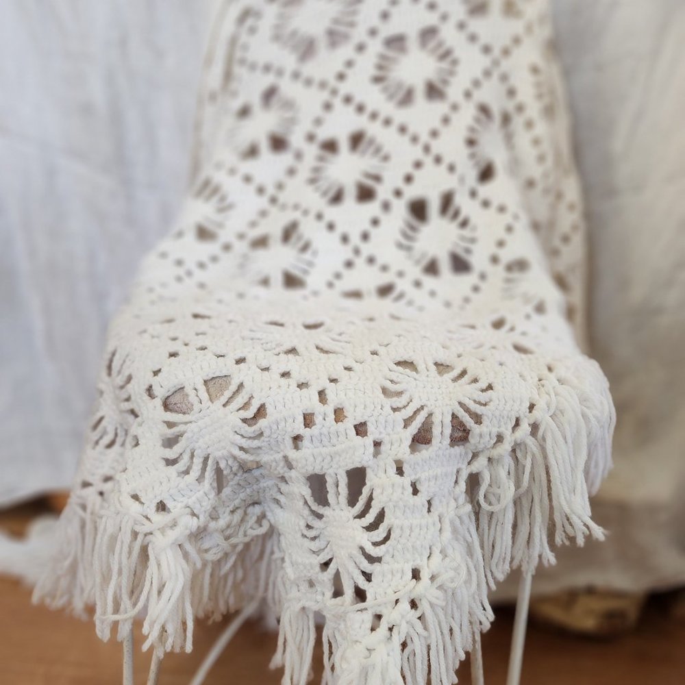 white cottagecore granny shawl, Vintage 1970 handmade fringe crochet shrug scarf - Picture 16 of 16